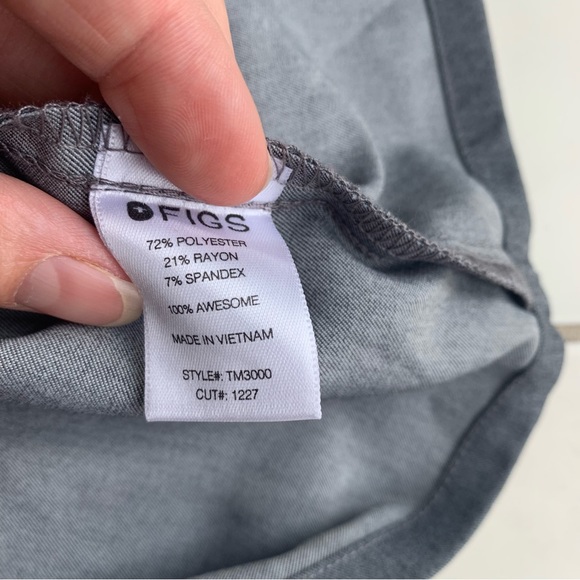 Figs mens grey scrub set. Axim cargo pants Chisec three pocket scrub top small - Picture 6 of 10